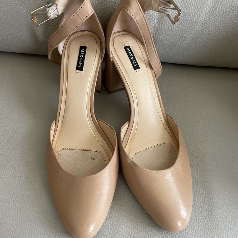 Nude leather shoe with ankle strap 2 3/4 heel